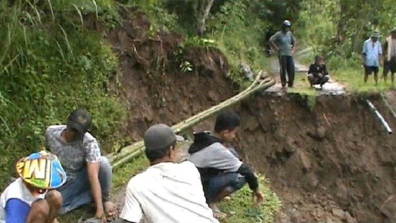 Diguyur Hujan Seharian, Jalan Penghubung Desa di Gunungkidul Ambles