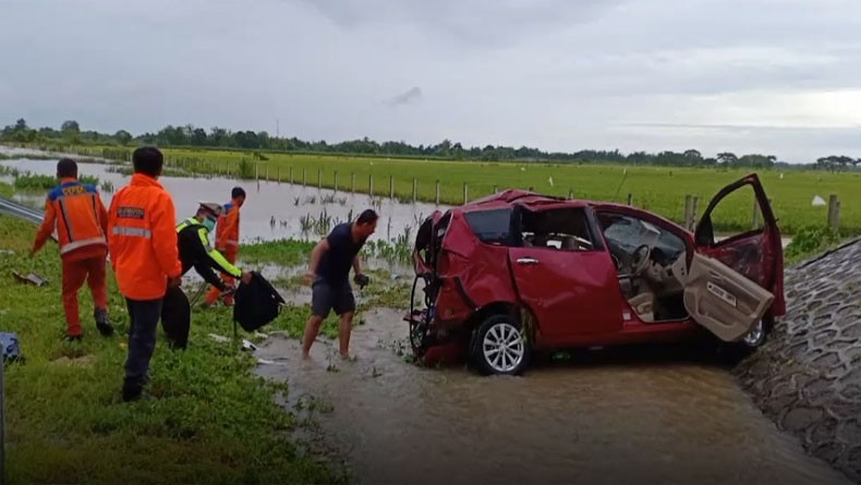 Ertiga Terjungkal di Tol Kertosono-Madiun akibat Banjir, Balita Tewas