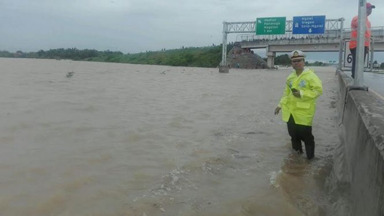 Terendam Banjir, Akses Tol Kertosono-Madiun KM 603-604 Ditutup