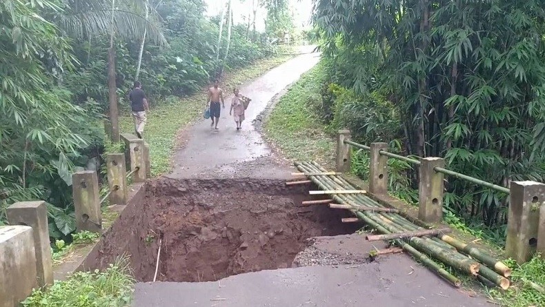Hujan Deras, Jembatan Penghubung Antardesa di Blitar Ambles