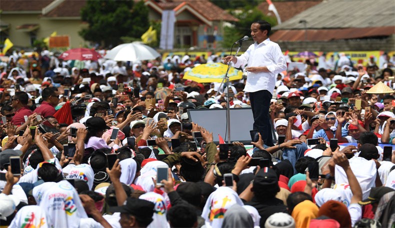 Perangi Hoaks, Jokowi Ajak Relawan Kampanye Door to Door ke Desa-Desa