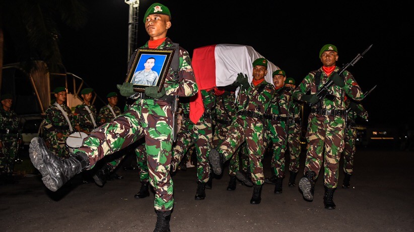 Gugur Ditembak KKSB, Jenazah Sertu Anumerta Mirwariyadin Tiba di NTB