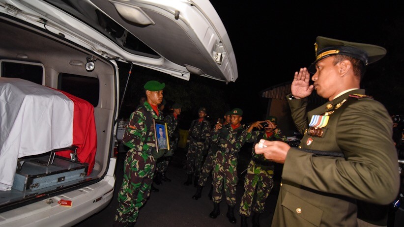 Gugur Ditembak KKSB, Jenazah Sertu Anumerta Mirwariyadin Tiba di NTB - Bagian 2