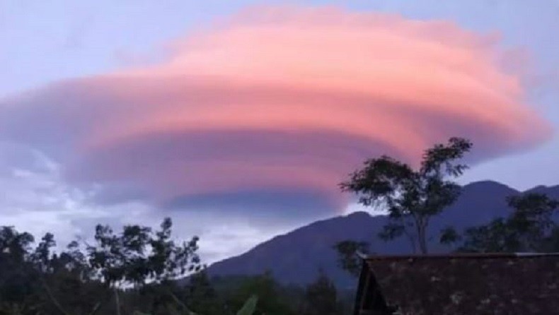 Viral, Awan Berbentuk Seperti Piring Terbang di Atas Gunung Lawu