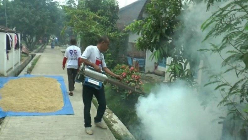 DBD Merebak di Pemalang, Caleg Perindo Fogging Ratusan Rumah Warga