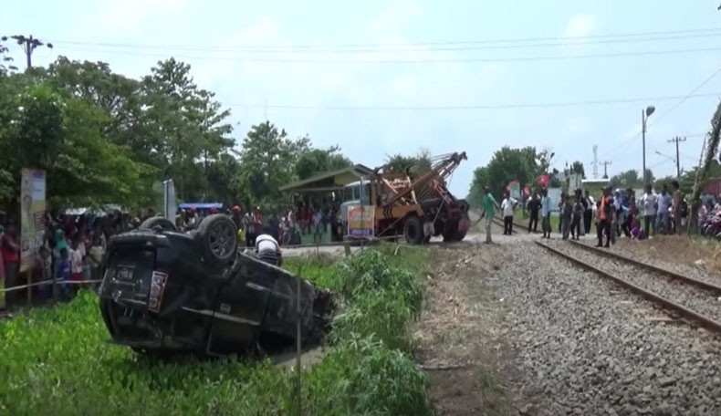 KA Tabrak Avanza di Serdang Bedagai, Suami Tewas dan Istri Luka Parah