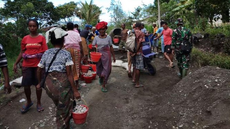 Semangat Gotong Royong Ibu-Ibu Desa Noepesu Sukseskan Program TMMD 104