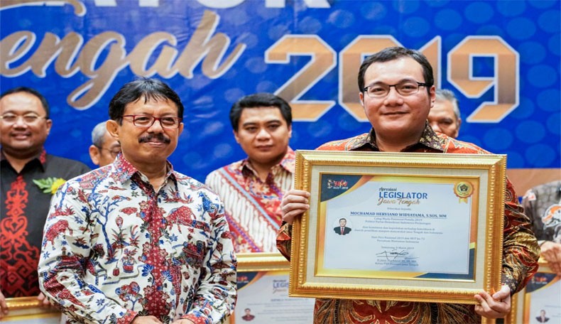 Peduli Rakyat, Herviano Dianugerahi Caleg Milenial dari PWI Jateng