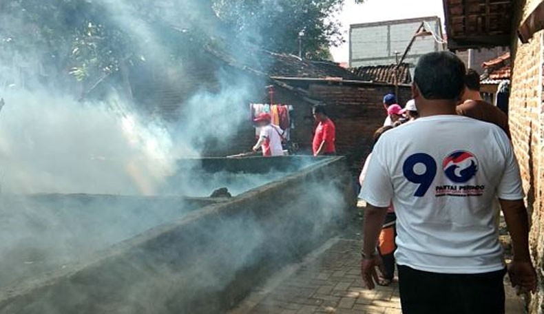 Langganan Rob, Caleg Perindo Fogging Ratusan Rumah di Pesisir Semarang