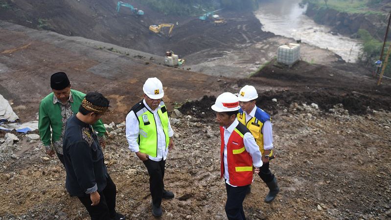 Presiden Jokowi Cek Pengerjaan 2 Terowongan Nanjung di Bandung