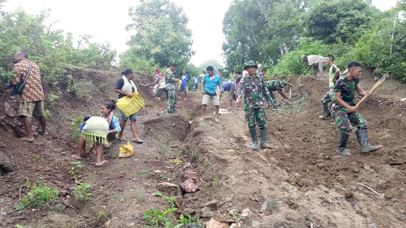 Kisah TNI Bedah 12 Rumah dan Perbaiki Jalan Desa di Pelosok NTT