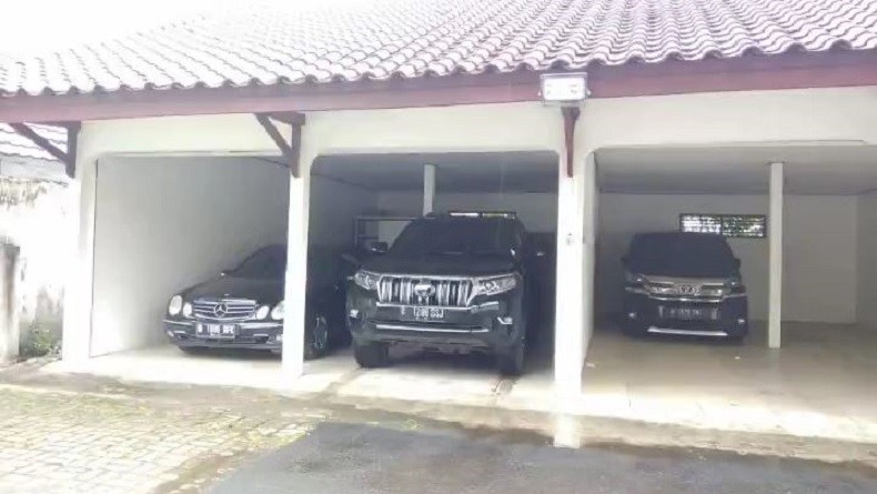 Protes Warga: Jalan Rusak Tak Diperbaiki, Bupati Beli Mobil Dinas Baru