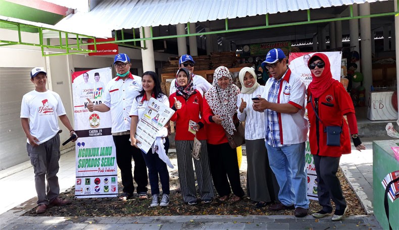 Caleg Perindo dan Relawan Jokowi Blusukan Pasar Bagikan Beras Kencur