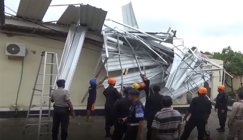 title Ratusan Rumah Warga di Kupang NTT Rusak akibat Diterjang Angin Kencang Ratusan Rumah Warga di Kupang NTT Rusak akibat Diterjang Angin Kencang
