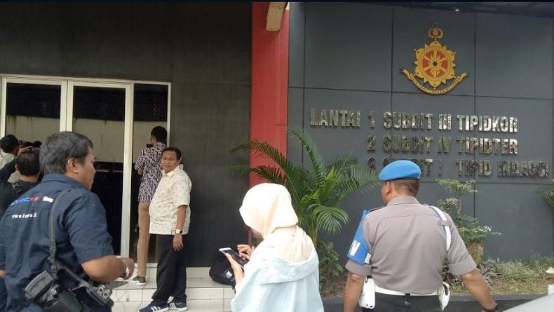 Pukul 14.40 WIB Romy Dibawa Penyidik KPK ke Jakarta