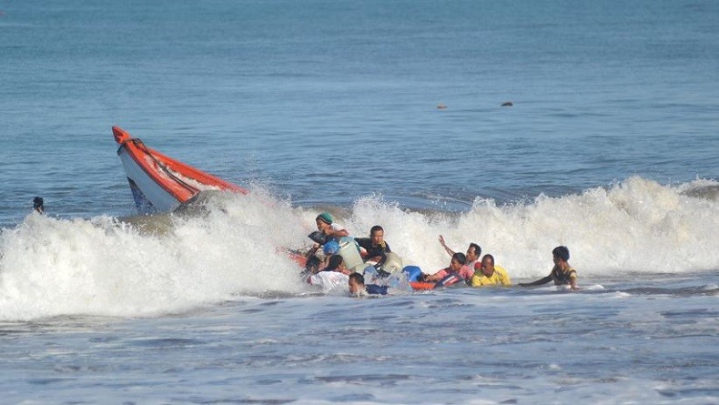 title Basarnas Ternate Evakuasi 13 Penumpang Speedboat yang Dihantam Ombak Basarnas Ternate Evakuasi 13 Penumpang Speedboat yang Dihantam Ombak