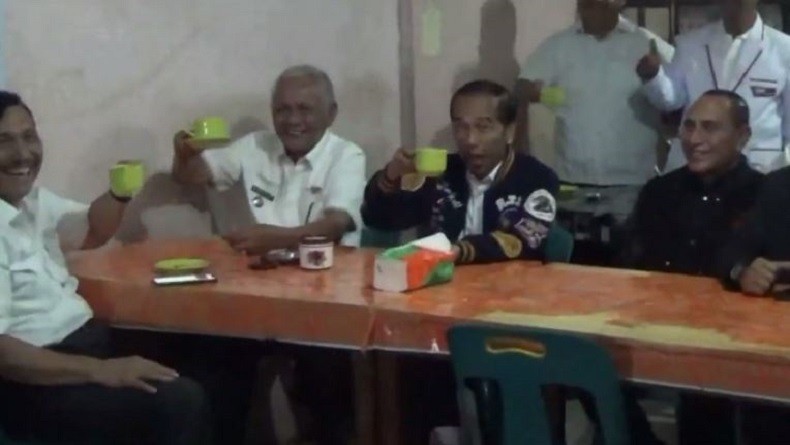 Ngopi di Kedai Partungkoan Balige, Jokowi Dihadiahi Lagu oleh Ibu-ibu