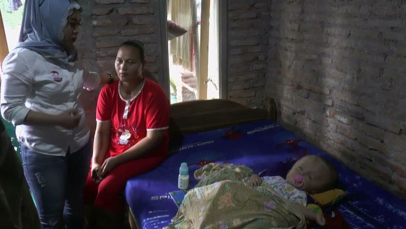 Caleg Perindo Nunik Asyiah Bantu Bayi Penderita Hidrosefalus di Kediri