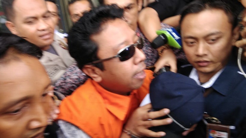Pakai Rompi Oranye dan Diborgol, Romy PPP Ditahan di Rutan KPK - Bagian 2
