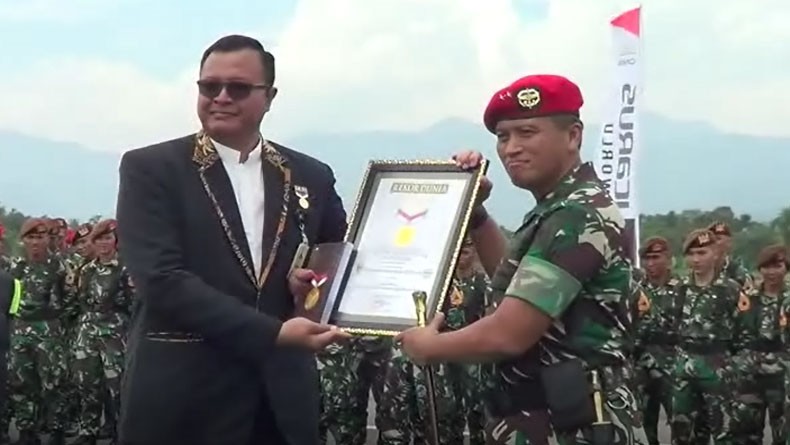 Kibarkan Bendera Merah Putih Raksasa, Kopassus Diganjar Rekor Muri