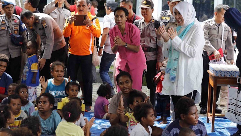 Ketua Bhayangkari Kunjungi Pengungsi Korban Banjir Bandang Sentani - Bagian 4