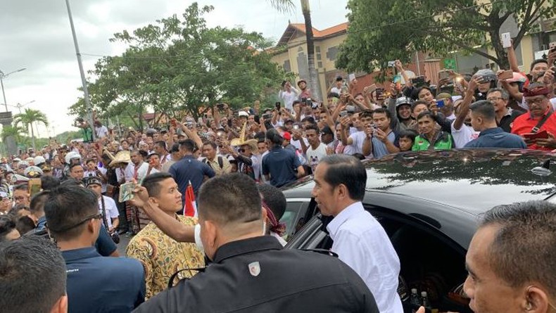 Resmikan Pasar Badung, Jokowi Disambut Antusias Ribuan Warga Bali