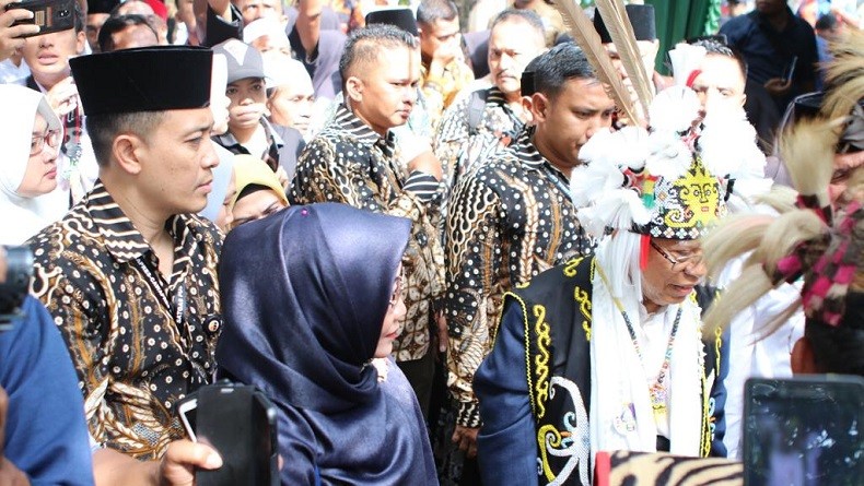 title Ma'ruf Disambut Adat Dayak dan Digelari Pemimpin Bijak di Samarinda Ma'ruf Disambut Adat Dayak dan Digelari Pemimpin Bijak di Samarinda