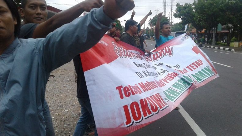Di Kulonprogo, Pendukung Jokowi Bentangkan Spanduk di Hadapan Sandiaga