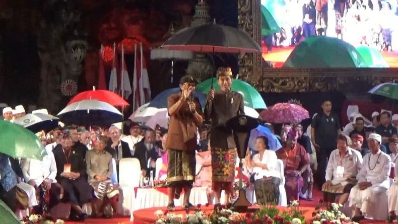 Dipayungi Jokowi, Bendesa Adat Bali Salting dan Spontan Kampanye