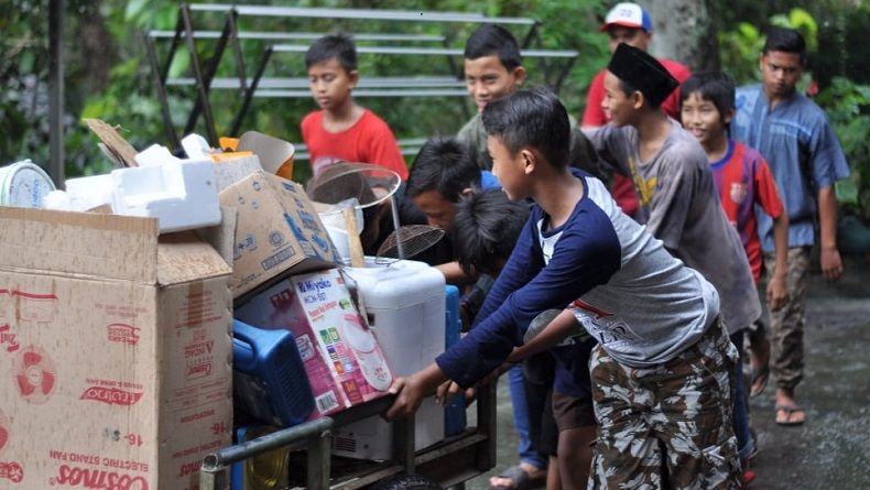 Kumpulkan Rongsok, Anak-Anak TPA di Bantul Ikut Bangun Masjid