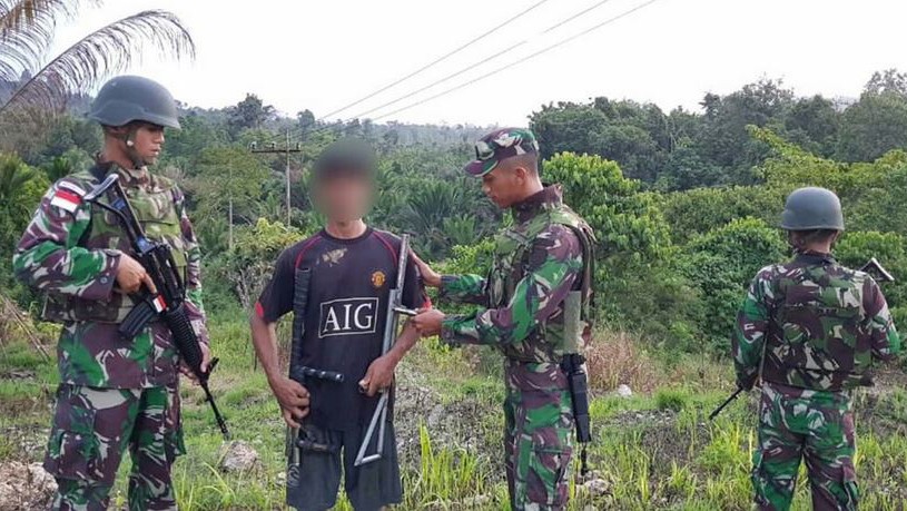 Warga Arso VII Sukarela Serahkan 2 Senjata ke Satgas Yonif PR 328/DGH
