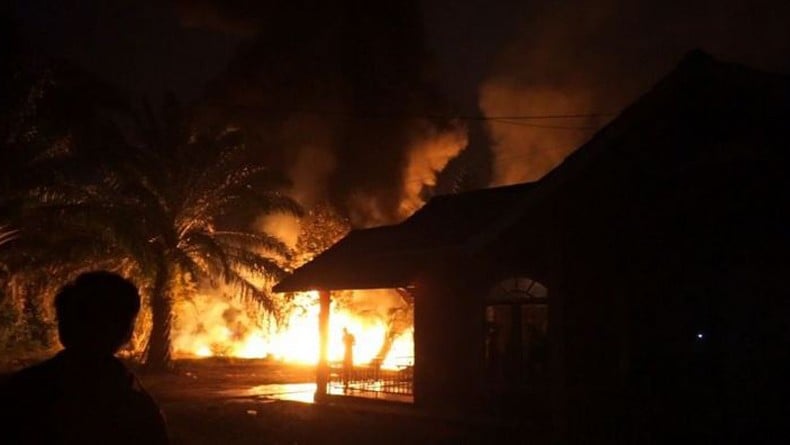 Kapal Motor Meledak saat Bongkar Muat di Dermaga Kubu Raya, 2 Terluka