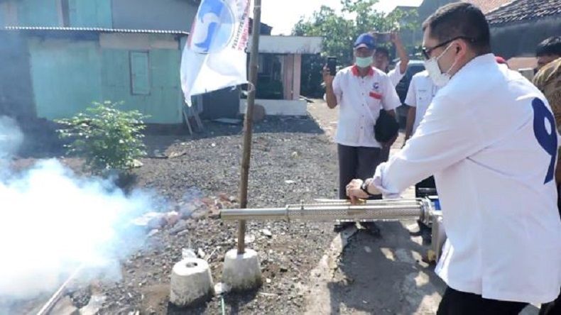 title Fogging Perindo di Demak, HT Pimpin Langsung Pengasapan Rumah Warga Fogging Perindo di Demak, HT Pimpin Langsung Pengasapan Rumah Warga