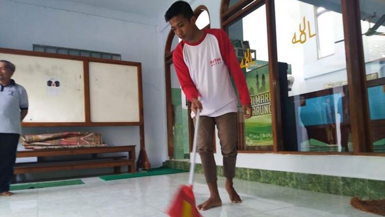 Warga Binaan Rutan Wates Bantu Bersih-Bersih Masjid dan Gereja