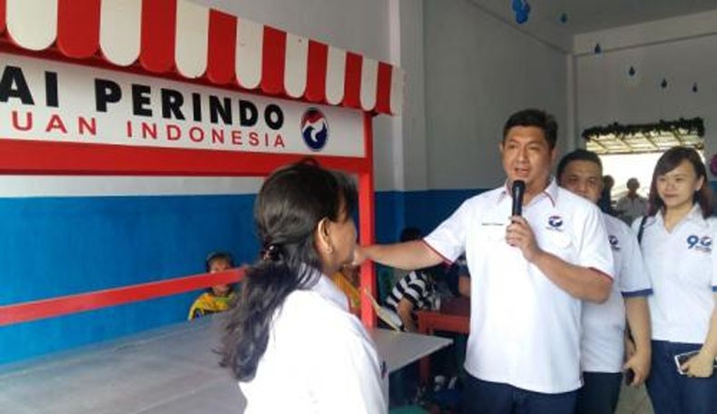 Bantu Ekonomi Warga, Perindo Sulut Serahkan 3 Gerobak Usaha