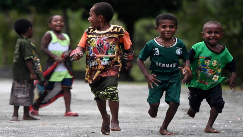 Prajurit TNI Kenalkan Permainan Tradisional ke Anak-anak di Perbatasan RI-Papua Nugini