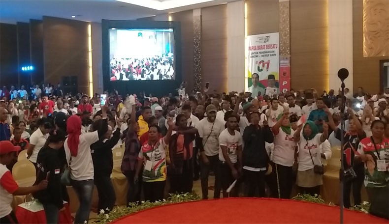 title Tunggu Kedatangan Jokowi, Ribuan Warga Sorong Menari dan Bernyanyi Tunggu Kedatangan Jokowi, Ribuan Warga Sorong Menari dan Bernyanyi