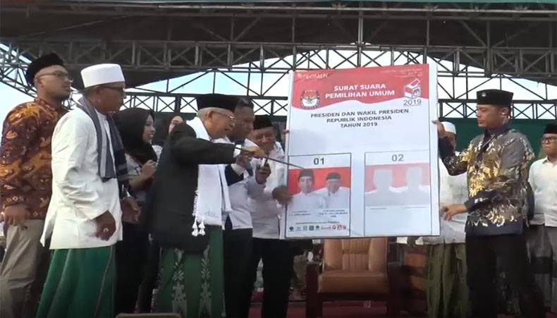 Ma’ruf Amin Dihadang Massa saat Ziarah ke Makam Kiai Suhro Pamekasan