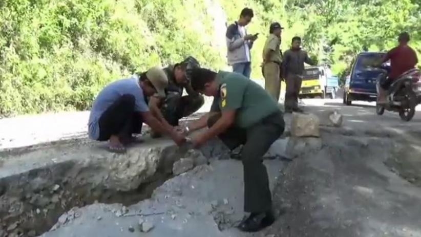 Jalan Penghubung Ponorogo-Pacitan Ambles, Polisi Berlakukan Buka-Tutup