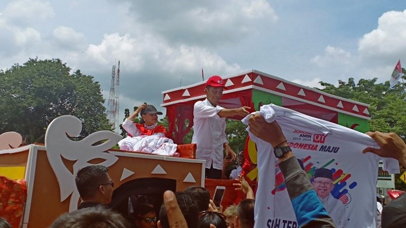 Naik Kendaraan Hias, Jokowi Diserbu Masyarakat Palembang