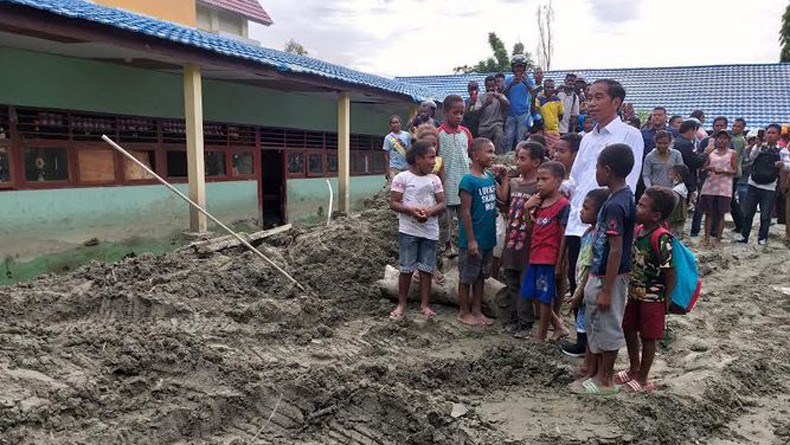 Temui Pengungsi, Jokowi: Korban Banjir Sentani Segera Direlokasi