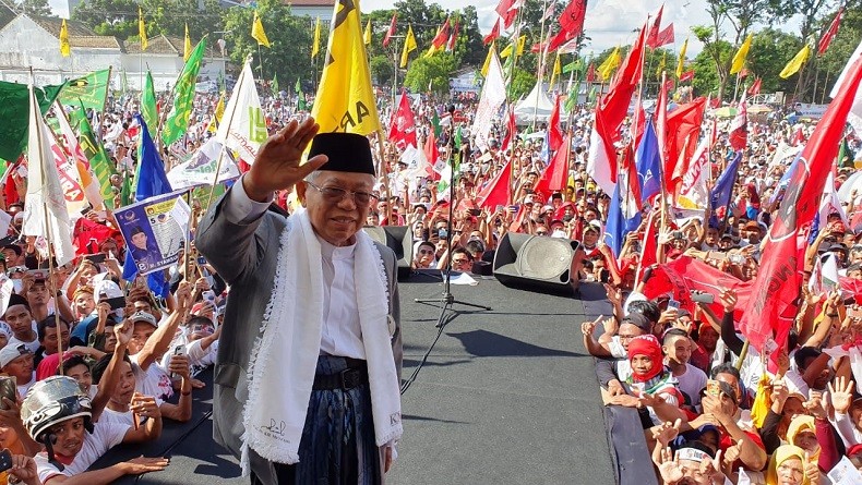Teriakan Jokowi-Amin Menang Sambut Ma'ruf di Lapangan Selong Lombok