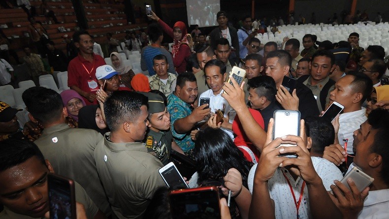 Saat Presiden Jokowi Berkolaborasi dengan Pelawak Jawab Keluhan Petani