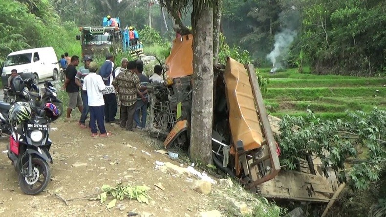 Truk Pengangkut Ekskavator Terjun ke Jurang di Jalinsum, Sopir Tewas