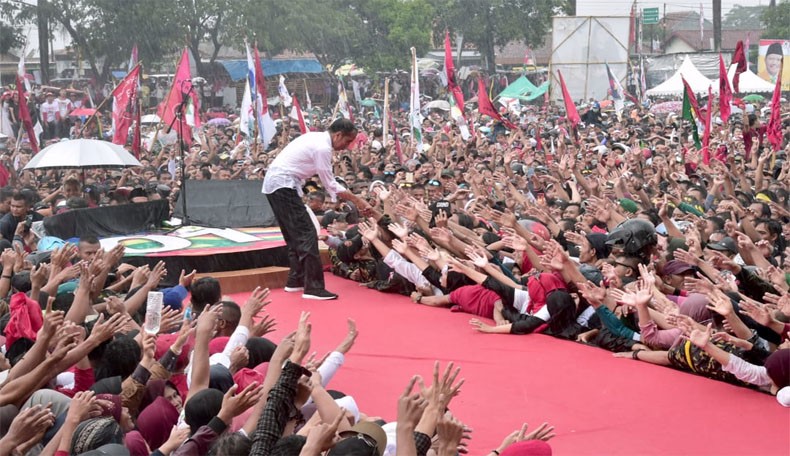 title Kampanye di Tegal, Jokowi Basah Kuyup Sapa Puluhan Ribu Warga Kampanye di Tegal, Jokowi Basah Kuyup Sapa Puluhan Ribu Warga