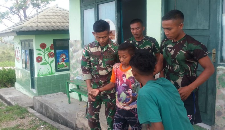 title Satgas Pamtas Yonif 741 Evakuasi Bocah yang Tersangkut Pohon di NTT Satgas Pamtas Yonif 741 Evakuasi Bocah yang Tersangkut Pohon di NTT