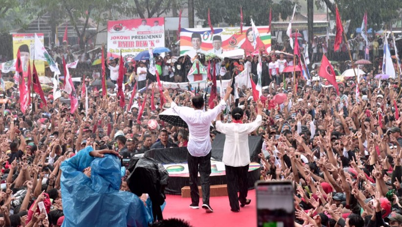Jokowi bersama Ribuan Pendukung Basah Kuyup Diguyur Hujan Deras - Bagian 5