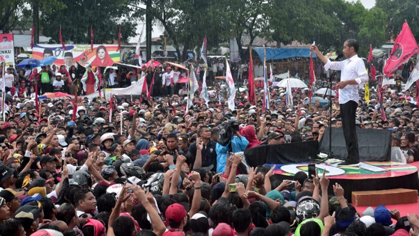 Jokowi bersama Ribuan Pendukung Basah Kuyup Diguyur Hujan Deras - Bagian 6