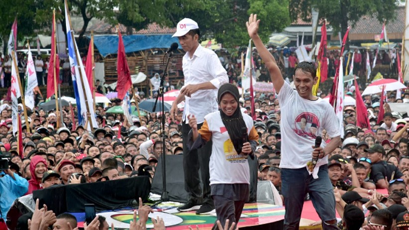Jokowi bersama Ribuan Pendukung Basah Kuyup Diguyur Hujan Deras - Bagian 7