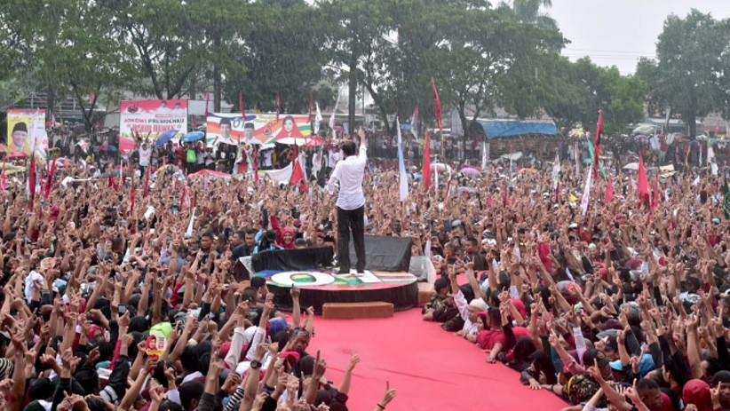 Jokowi bersama Ribuan Pendukung Basah Kuyup Diguyur Hujan Deras - Bagian 3